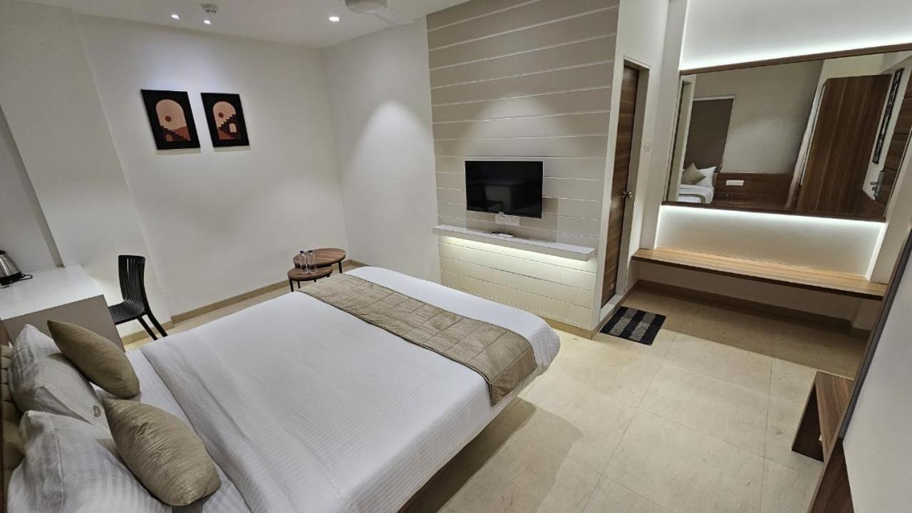Hotel Veesons Executive Solapur Dış mekan fotoğraf
