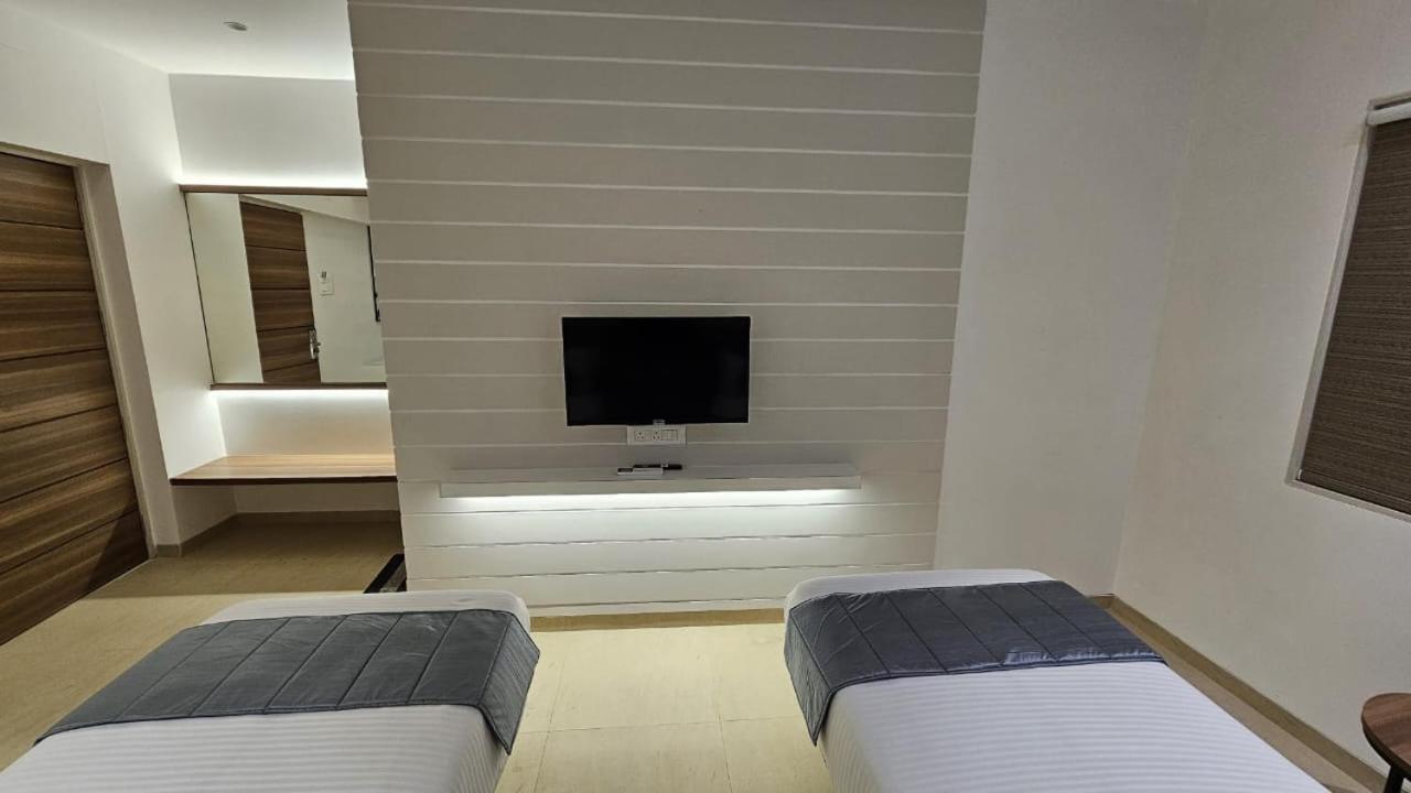 Hotel Veesons Executive Solapur Dış mekan fotoğraf