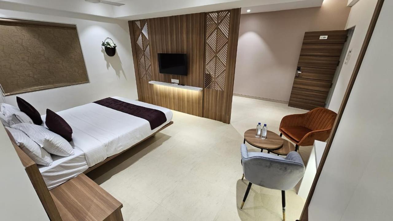 Hotel Veesons Executive Solapur Dış mekan fotoğraf
