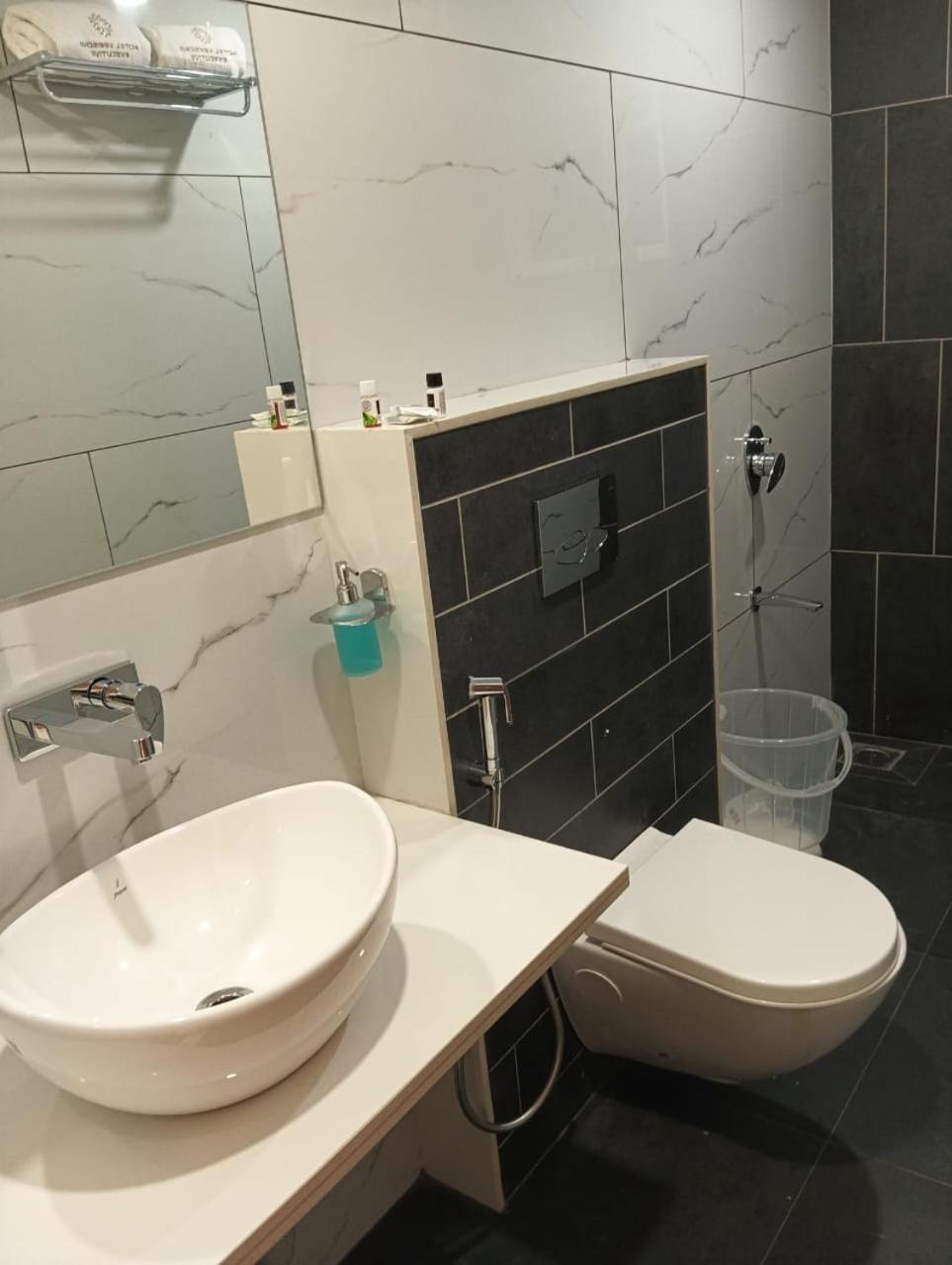 Hotel Veesons Executive Solapur Dış mekan fotoğraf