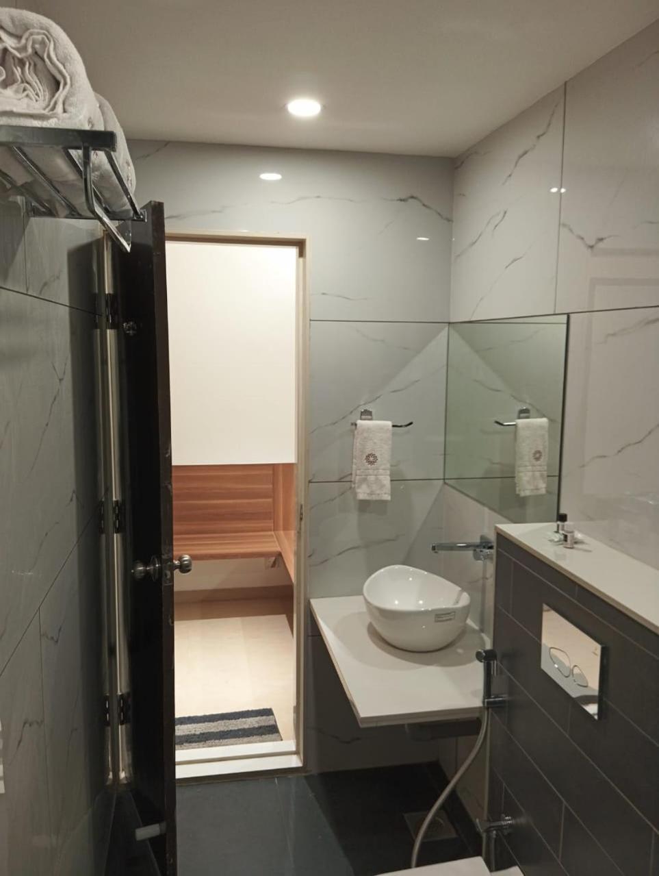 Hotel Veesons Executive Solapur Dış mekan fotoğraf