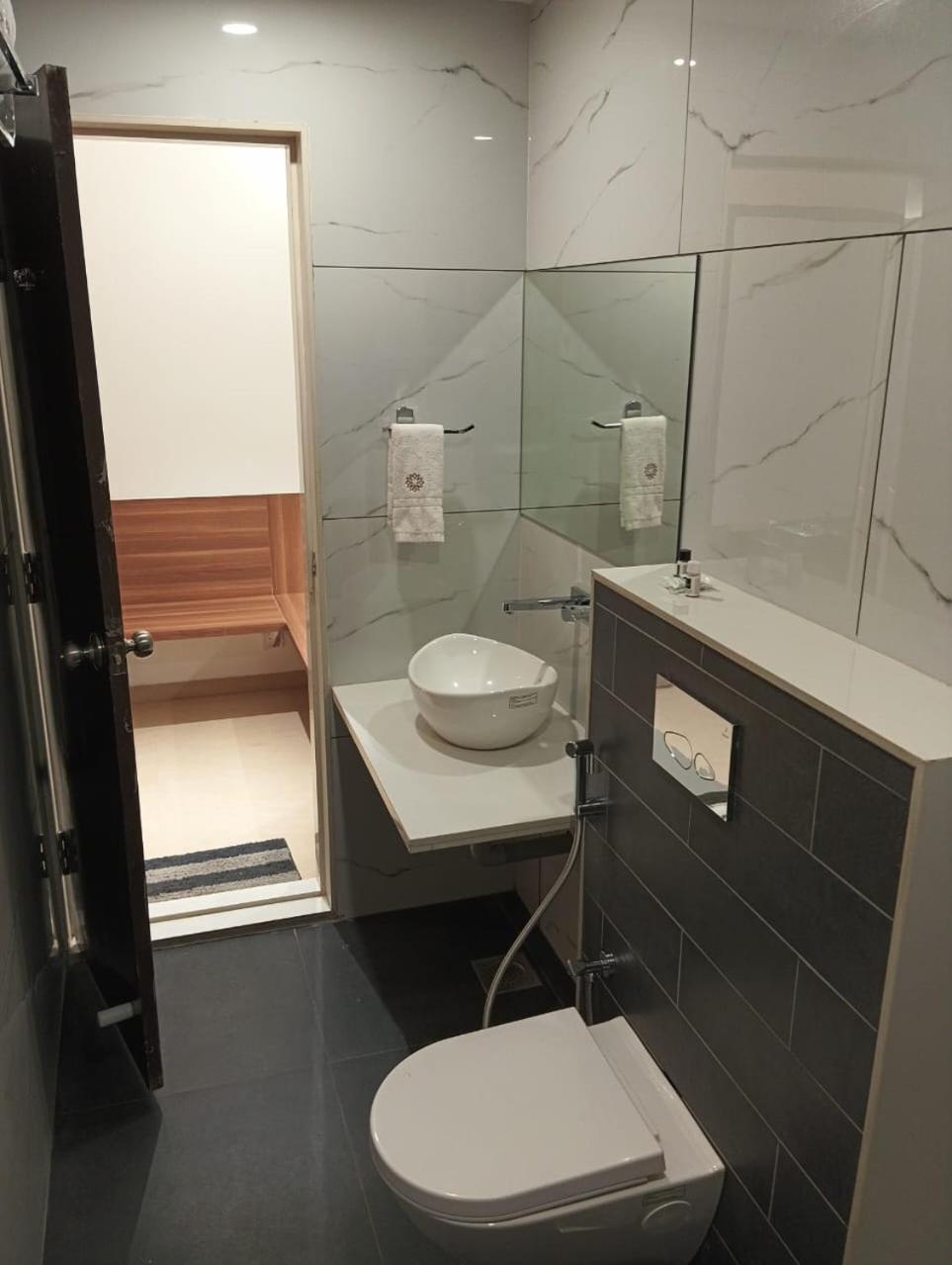 Hotel Veesons Executive Solapur Dış mekan fotoğraf